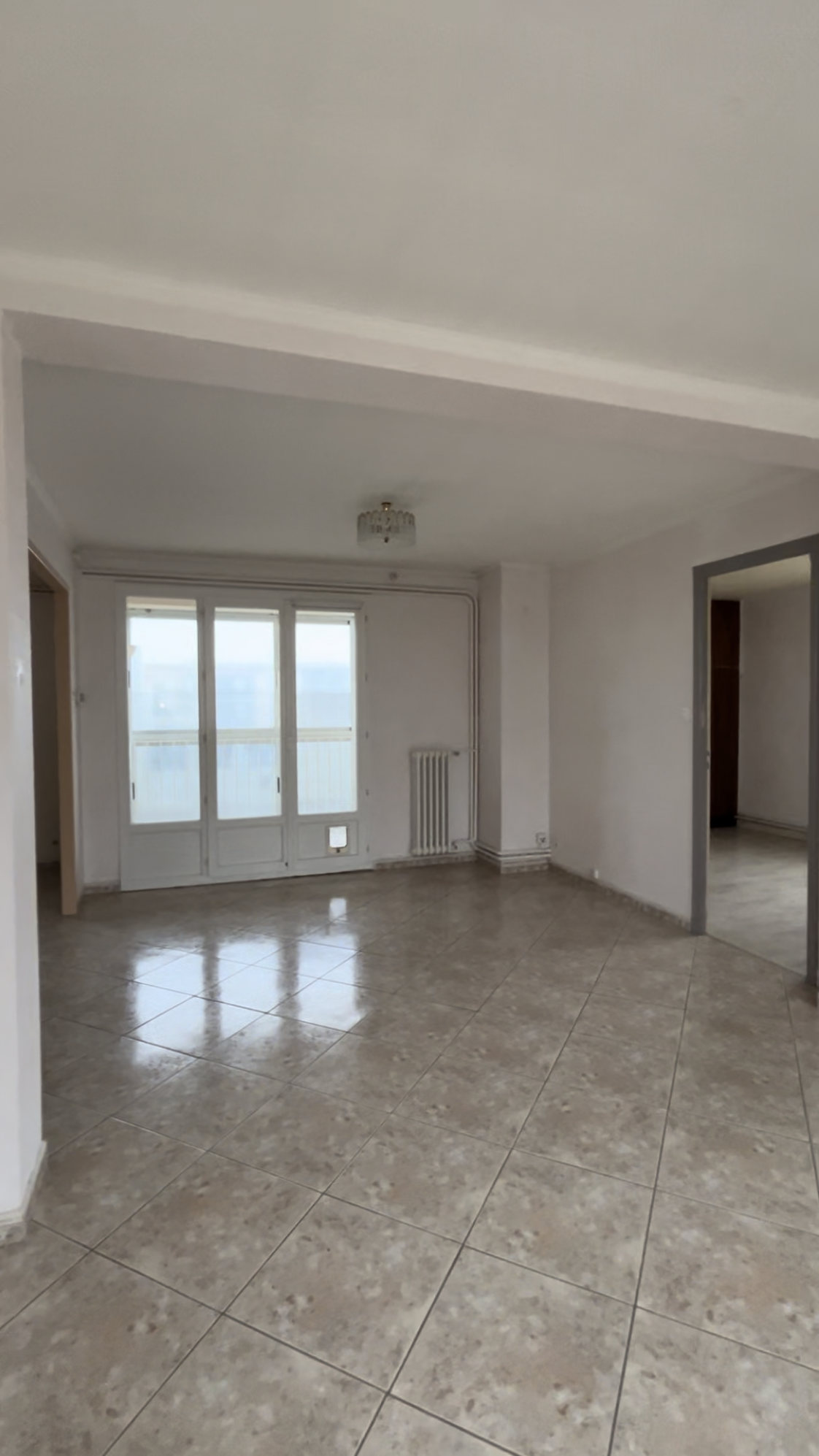 Salon colocation avant rénovation Narbonne