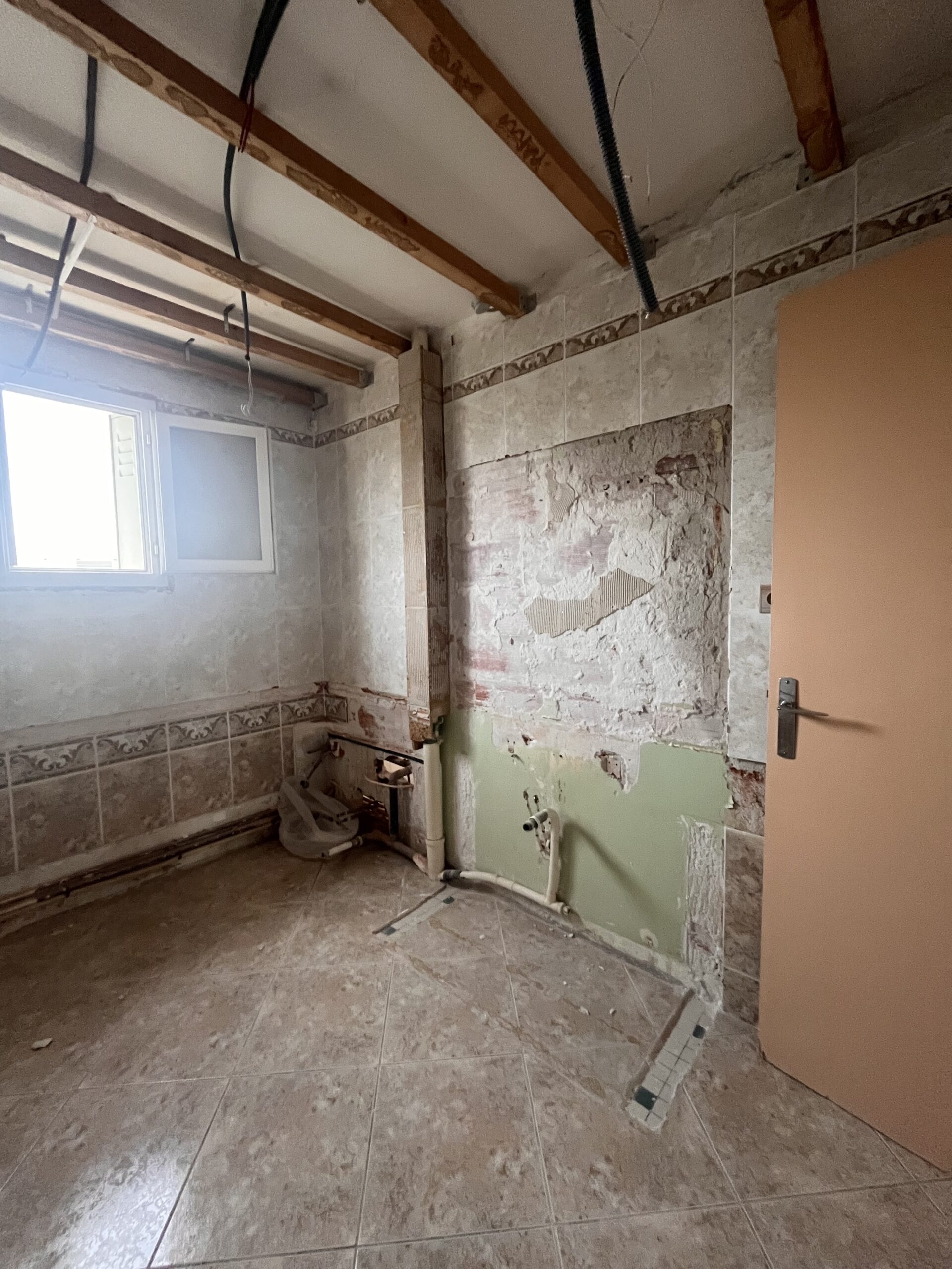 Salle de bain colocation avant rénovation Narbonne