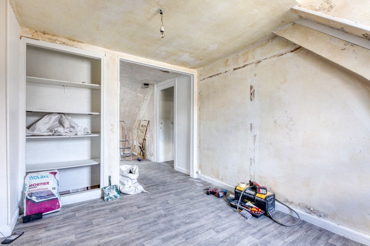Avant rénovation — salon bien immobilier locatif