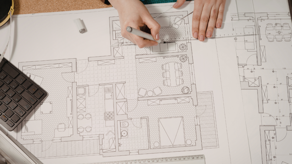 Plan d'appartement et calculatrice pour préparer les devis : étape clé pour piloter les travaux d'un investissement locatif