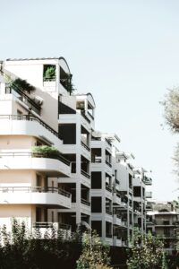 ce dispositif, et quelles sont les vraies alternatives si tu veux te lancer dans le locatif sans casser ta tirelire. [reel-insta url="https://www.instagram.com/reel/DN0zx09Wmfx/"] Qu'est-ce que le bail réel solidaire ? La séparation entre le terrain et le bâti Le bail réel solidaire repose sur un principe juridique de dissociation entre le foncier (le terrain) et le bâti (le logement lui-même). Concrètement, quand tu achètes en BRS, tu deviens propriétaire des murs de ton appartement ou de ta maison, mais le terrain sur lequel le bien est construit reste la propriété d'un OFS, l'Organisme de Foncier Solidaire. Cette dissociation, c'est tout le génie du dispositif. En retirant le coût du foncier de l'équation, le prix d'acquisition baisse mécaniquement. Et dans des zones tendues où le terrain représente parfois plus de la moitié du prix d'un logement, l'économie devient considérable. Le rôle de l'Organisme de Foncier Solidaire (OFS) L'OFS est une structure à but non lucratif agréée par l'État, dont la mission est de constituer un parc foncier durable et de le maintenir hors spéculation immobilière. Quand tu achètes en BRS, tu signes un bail de longue durée avec cet OFS pour pouvoir occuper le terrain. L'OFS te facture une redevance mensuelle modeste pour l'usage du foncier, généralement entre 1 et 4 euros par mètre carré et par mois. Cette redevance vient en complément de ton crédit immobilier classique, mais elle reste très inférieure au coût qu'aurait représenté l'achat du terrain en pleine propriété. Une durée de bail jusqu'à 99 ans Le bail signé avec l'OFS peut courir jusqu'à 99 ans, et il est rechargeable à chaque transmission. À chaque revente, le bail repart pour une nouvelle durée pleine, ce qui garantit aux propriétaires successifs une vraie sécurité juridique. Tu n'es donc pas propriétaire à vie d'un terrain qui s'épuiserait dans le temps : le dispositif est conçu pour durer plusieurs générations, à condition que les règles soient respectées par chaque acquéreur. Pourquoi le BRS permet d'acheter 20 à 40 % moins cher ? Le mécanisme du prix encadré Le prix d'un logement en BRS est plafonné par l'État. Ces plafonds varient selon la zone géographique (A bis, A, B1, B2, C) et sont alignés sur ceux du logement social en accession. L'idée est que le BRS reste accessible à des ménages aux revenus modestes ou moyens, et que la spéculation soit impossible. Concrètement, dans une zone tendue comme Paris ou Lyon, un appartement vendu 6 000 euros le mètre carré sur le marché classique peut être proposé autour de 3 500 à 4 000 euros le mètre carré en BRS. La décote dépend de la pression foncière locale : plus le foncier coûte cher, plus l'économie est forte. Un exemple chiffré concret Prenons un appartement de 60 m² à Bordeaux. Sur le marché classique, compte autour de 5 200 euros le mètre carré, soit 312 000 euros. En BRS, le même bien peut être proposé autour de 3 400 euros le mètre carré, soit 204 000 euros. L'économie atteint 108 000 euros, soit environ 35 % de décote. À cela tu ajoutes la redevance mensuelle versée à l'OFS, qui pour 60 m² tournera autour de 120 à 180 euros par mois. Sur 25 ans, cette redevance représente environ 45 000 à 55 000 euros. Tu restes largement gagnant, surtout que ta mensualité de crédit, elle, est calculée sur un prix d'achat très réduit. La redevance mensuelle à l'OFS La redevance n'est pas un loyer : tu es bien propriétaire de ton logement, tu peux y faire des travaux, le décorer, l'aménager comme tu veux. La redevance correspond uniquement à l'usage du terrain. Son montant est encadré et révisable selon des règles précises définies dans le bail. Elle est généralement indexée sur l'indice de référence des loyers (IRL), donc elle évolue de façon modérée. C'est un coût à intégrer dans ton budget mensuel, au même titre que tes charges de copropriété. Les conditions d'éligibilité au BRS Les plafonds de ressources à respecter Le BRS est un dispositif d'accession sociale à la propriété. Tu dois donc respecter des plafonds de ressources pour pouvoir y prétendre. Ces plafonds sont alignés sur ceux du PSLA (Prêt Social Location Accession) et varient selon : la zone géographique du bien la composition de ton foyer ton revenu fiscal de référence (RFR) de l'année N-2 À titre indicatif, pour un couple sans enfant en zone A, le plafond de RFR tourne autour de 51 000 euros. Pour une famille de quatre personnes en zone B1, on monte à environ 55 000 euros. Renseigne-toi auprès de l'ADIL de ton département pour avoir les chiffres exacts à jour. L'obligation de résidence principale C'est la condition la plus importante à retenir : le logement acheté en BRS doit obligatoirement être occupé à titre de résidence principale. Tu dois y habiter au moins huit mois par an, et tu ne peux pas le mettre en location, ni en bail meublé touristique, ni en colocation rémunérée. Cette obligation est inscrite directement dans le bail signé avec l'OFS. Elle court pendant toute la durée de détention du bien, sans exception. La zone géographique du bien Le BRS se développe principalement dans les zones tendues, là où l'écart entre les prix du marché et les revenus des ménages est le plus important. Tu trouveras donc des programmes BRS surtout en Île-de-France, dans les grandes métropoles régionales (Lyon, Bordeaux, Nantes, Rennes, Toulouse, Montpellier) et dans certaines villes moyennes en forte tension. Si tu vises une zone détendue, le dispositif sera peu développé voire inexistant. Renseigne-toi auprès de la mairie ou de l'agence d'urbanisme locale pour identifier les OFS actifs dans ton secteur. La revente d'un bien en BRS : règles et limites Un prix de revente plafonné Quand tu revends ton bien en BRS, tu ne peux pas le vendre au prix du marché. Le prix de revente est plafonné selon une formule prévue dans le bail, qui prend en compte le prix d'achat initial, l'inflation, et parfois une décote selon la durée de détention. Tu peux donc faire une plus-value modérée, mais tu ne pourras jamais profiter d'une flambée des prix immobiliers. Le dispositif est explicitement conçu pour neutraliser la spéculation, ce qui est cohérent avec sa vocation sociale. L'accord obligatoire de l'OFS Toute revente doit être validée par l'OFS, qui dispose d'un droit de regard sur la transaction. Cet accord porte à la fois sur le prix de cession et sur l'identité du nouvel acquéreur. L'OFS peut aussi exercer un droit de préemption et racheter lui-même le bien pour le réintégrer dans son parc, notamment si aucun acquéreur éligible ne se présente. L'agrément du nouvel acquéreur Le futur acheteur doit lui aussi respecter les conditions d'éligibilité du BRS : plafonds de ressources, occupation en résidence principale, agrément de l'OFS. Tu ne peux donc pas revendre ton bien à n'importe qui, ce qui réduit mécaniquement le bassin d'acheteurs potentiels. Cette contrainte allonge généralement les délais de revente par rapport à un bien classique. C'est un point à anticiper si tu envisages une mobilité géographique ou professionnelle à moyen terme. BRS et investissement locatif : pourquoi c'est incompatible L'interdiction stricte de mise en location C'est le cœur du sujet, et la raison pour laquelle Maéva est catégorique sur Instagram. Le BRS interdit formellement la mise en location du bien. Tu ne peux pas louer ton logement en bail classique, ni en meublé, ni en saisonnier. Cette interdiction est gravée dans le bail réel solidaire signé avec l'OFS. Le dispositif a été créé pour favoriser l'accession à la propriété des ménages modestes en résidence principale, pas pour générer des revenus locatifs. Tenter de contourner cette règle, c'est s'exposer à des sanctions lourdes. Les sanctions en cas de location non autorisée Si tu loues ton bien en BRS sans autorisation, l'OFS peut résilier le bail. Concrètement, ça signifie que tu perds la jouissance du terrain et que tu peux être contraint de revendre dans des conditions défavorables. Au-delà de la résiliation, tu t'exposes aussi à des pénalités financières prévues au contrat, et tu perds les avantages fiscaux liés au dispositif (notamment l'exonération de taxe foncière partielle dans certaines communes). Ce n'est clairement pas un risque à prendre. Les exceptions très limitées Il existe quelques cas très encadrés où une mise en location temporaire peut être autorisée par l'OFS : mutation professionnelle de longue durée, hospitalisation prolongée, raisons familiales graves. Mais ces dérogations sont accordées au cas par cas, pour une durée limitée, et restent l'exception. En aucun cas le BRS ne peut être utilisé comme stratégie d'investissement locatif. Si quelqu'un te vend le BRS comme un montage pour défiscaliser et générer des loyers, c'est une mauvaise information, point. Quelles alternatives pour un investissement locatif accessible ? Si ton objectif est de te constituer un patrimoine immobilier et de générer des revenus locatifs, le BRS n'est donc pas la solution. Mais il existe d'autres leviers concrets pour investir sans avoir un apport énorme ou un budget illimité. L'achat dans l'ancien avec travaux (forte décote) C'est l'approche que Maéva a elle-même utilisée pour son premier immeuble de rapport. Acheter un bien à rénover dans une ville moyenne ou une zone B/C te permet souvent d'obtenir une décote de 15 à 30 % par rapport au prix du marché, avec un cash-flow positif dès la mise en location si les travaux sont bien pilotés. Pour structurer ce type de projet, regarde notre article sur comment piloter les travaux dans un investissement locatif. Le pilotage est la clé pour transformer un bien décoté en actif rentable. Le prêt à taux zéro et les dispositifs d'aide Le PTZ classique est réservé à la résidence principale, mais il existe des dispositifs spécifiques pour les investisseurs : Loc'Avantages (ex-Cosse), Denormandie dans l'ancien avec travaux, ou encore les aides locales proposées par certaines collectivités pour rénover du logement vacant. Ces dispositifs peuvent t'aider à boucler ton financement et à améliorer la rentabilité nette de ton opération. Avant de te lancer, préparer tes finances avant un investissement locatif reste l'étape numéro un. L'investissement en ville moyenne rentable Les villes moyennes offrent aujourd'hui les meilleurs rapports rentabilité/risque du marché. Avec des prix d'acquisition raisonnables, une demande locative stable et des rendements bruts qui peuvent dépasser 8 %, ce sont souvent les marchés à privilégier pour un premier projet en cash-flow positif. L'enjeu, c'est de bien choisir la ville et le quartier, et de monter un dossier bancaire solide. Pour cela, convaincre ton banquier pour un investissement locatif fait toute la différence entre un dossier accepté et un refus. BRS vs achat classique : tableau comparatif CritèreBail réel solidaireAchat classiquePrix d'acquisition20 à 40 % moins cherPrix du marchéPropriété du terrain OFS, bail jusqu'à 99 ansPleine propriétéMise en locationInterditeLibrePlafonds de ressourcesOui, strictsAucunReventePrix plafonné, accord OFSLibre, prix du marchéRedevance mensuelle1 à 4 €/m²/moisAucunePlus-value à la reventeTrès limitéeLibre, selon marché Questions fréquentes sur le bail réel solidaire Le BRS est-il vraiment une bonne affaire ? Oui, si ton objectif est de devenir propriétaire de ta résidence principale dans une zone tendue où tu ne pourrais pas acheter au prix du marché. La décote de 20 à 40 % est réelle et significative. En revanche, ce n'est pas un placement spéculatif : tu ne pourras pas revendre avec une grosse plus-value, et tu ne peux pas louer. Que devient le bien après 99 ans ? Le bail est rechargeable à chaque transmission ou revente. Concrètement, à chaque changement de propriétaire, le bail repart pour une nouvelle durée pleine. Tu ne perds donc jamais ton bien par épuisement du bail, tant que les règles du dispositif sont respectées. Peut-on louer ponctuellement son bien en BRS ? Non, sauf cas exceptionnels validés par l'OFS (mutation professionnelle longue, hospitalisation, raisons familiales graves). La règle de base reste l'occupation à titre de résidence principale au moins huit mois par an, sans mise en location ni Airbnb. Le BRS est-il cumulable avec le PTZ ? Oui, le BRS est cumulable avec le prêt à taux zéro si tu respectes les conditions de revenus du PTZ. C'est même l'un des gros atouts du dispositif : tu peux financer une partie de ton acquisition à coût zéro, ce qui réduit encore ta mensualité globale. Peut-on transmettre un bien en BRS à ses enfants ? Oui, la transmission par succession est possible. Les héritiers doivent cependant respecter les conditions du BRS (plafonds de ressources, occupation en résidence principale) pour pouvoir conserver le bien. À défaut, ils devront le revendre via l'OFS dans les conditions prévues au bail. Que se passe-t-il si mes revenus augmentent après l'achat ? Les plafonds de ressources sont vérifiés au moment de l'achat, pas pendant toute la durée de détention. Si tes revenus augmentent après ton acquisition, tu conserves ton logement sans souci. En revanche, en cas de revente, c'est le nouvel acquéreur qui devra respecter les plafonds en vigueur. En résumé Le bail réel solidaire est un excellent dispositif d'accession à la propriété pour les ménages modestes ou moyens qui veulent devenir propriétaires de leur résidence principale dans une zone tendue, à un prix raisonnable. La décote de 20 à 40 %, combinée à la possibilité de cumuler avec le PTZ, en fait une alternative sérieuse à l'achat classique. Mais soyons clairs : le BRS n'est pas un outil d'investissement locatif. La mise en location est interdite, la revente est encadrée, et la plus-value est neutralisée. Si ton objectif est de te constituer un patrimoine immobilier qui te génère des revenus, il faut regarder ailleurs : ancien avec travaux, villes moyennes rentables, dispositifs locatifs spécifiques. Pour structurer ton projet locatif avec une stratégie qui colle vraiment à ta situation, tu peux réserver un diagnostic investisseur gratuit de 60 minutes avec Maéva. On analyse ta capacité d'emprunt, ton profil et la stratégie la plus adaptée à ton objectif, sans engagement. Et si tu veux aller plus loin, le coaching investissement locatif individuel t'accompagne de A à Z, de la définition de la stratégie locative jusqu'à la mise en location de ton premier bien.