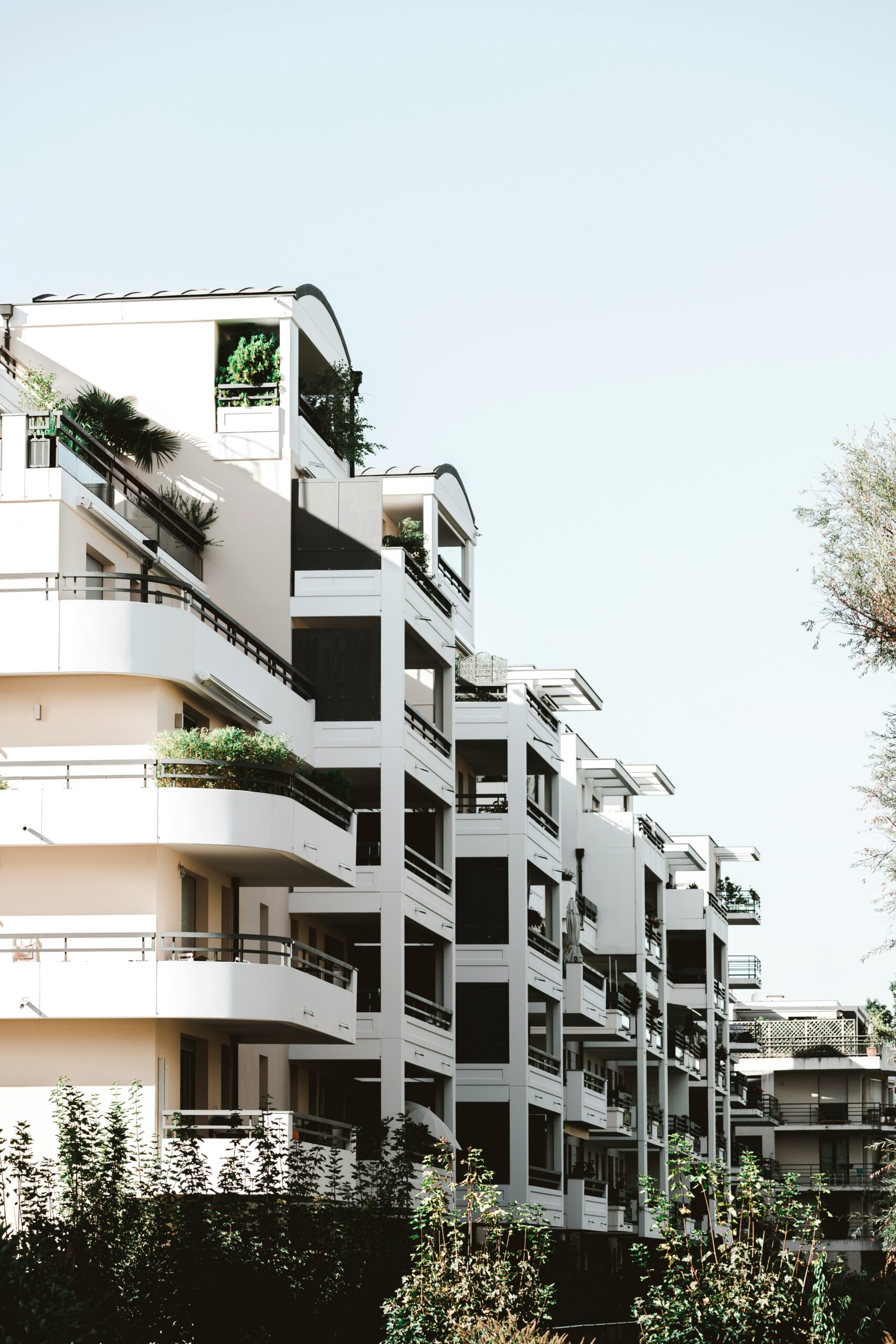 ce dispositif, et quelles sont les vraies alternatives si tu veux te lancer dans le locatif sans casser ta tirelire. [reel-insta url="https://www.instagram.com/reel/DN0zx09Wmfx/"] Qu'est-ce que le bail réel solidaire ? La séparation entre le terrain et le bâti Le bail réel solidaire repose sur un principe juridique de dissociation entre le foncier (le terrain) et le bâti (le logement lui-même). Concrètement, quand tu achètes en BRS, tu deviens propriétaire des murs de ton appartement ou de ta maison, mais le terrain sur lequel le bien est construit reste la propriété d'un OFS, l'Organisme de Foncier Solidaire. Cette dissociation, c'est tout le génie du dispositif. En retirant le coût du foncier de l'équation, le prix d'acquisition baisse mécaniquement. Et dans des zones tendues où le terrain représente parfois plus de la moitié du prix d'un logement, l'économie devient considérable. Le rôle de l'Organisme de Foncier Solidaire (OFS) L'OFS est une structure à but non lucratif agréée par l'État, dont la mission est de constituer un parc foncier durable et de le maintenir hors spéculation immobilière. Quand tu achètes en BRS, tu signes un bail de longue durée avec cet OFS pour pouvoir occuper le terrain. L'OFS te facture une redevance mensuelle modeste pour l'usage du foncier, généralement entre 1 et 4 euros par mètre carré et par mois. Cette redevance vient en complément de ton crédit immobilier classique, mais elle reste très inférieure au coût qu'aurait représenté l'achat du terrain en pleine propriété. Une durée de bail jusqu'à 99 ans Le bail signé avec l'OFS peut courir jusqu'à 99 ans, et il est rechargeable à chaque transmission. À chaque revente, le bail repart pour une nouvelle durée pleine, ce qui garantit aux propriétaires successifs une vraie sécurité juridique. Tu n'es donc pas propriétaire à vie d'un terrain qui s'épuiserait dans le temps : le dispositif est conçu pour durer plusieurs générations, à condition que les règles soient respectées par chaque acquéreur. Pourquoi le BRS permet d'acheter 20 à 40 % moins cher ? Le mécanisme du prix encadré Le prix d'un logement en BRS est plafonné par l'État. Ces plafonds varient selon la zone géographique (A bis, A, B1, B2, C) et sont alignés sur ceux du logement social en accession. L'idée est que le BRS reste accessible à des ménages aux revenus modestes ou moyens, et que la spéculation soit impossible. Concrètement, dans une zone tendue comme Paris ou Lyon, un appartement vendu 6 000 euros le mètre carré sur le marché classique peut être proposé autour de 3 500 à 4 000 euros le mètre carré en BRS. La décote dépend de la pression foncière locale : plus le foncier coûte cher, plus l'économie est forte. Un exemple chiffré concret Prenons un appartement de 60 m² à Bordeaux. Sur le marché classique, compte autour de 5 200 euros le mètre carré, soit 312 000 euros. En BRS, le même bien peut être proposé autour de 3 400 euros le mètre carré, soit 204 000 euros. L'économie atteint 108 000 euros, soit environ 35 % de décote. À cela tu ajoutes la redevance mensuelle versée à l'OFS, qui pour 60 m² tournera autour de 120 à 180 euros par mois. Sur 25 ans, cette redevance représente environ 45 000 à 55 000 euros. Tu restes largement gagnant, surtout que ta mensualité de crédit, elle, est calculée sur un prix d'achat très réduit. La redevance mensuelle à l'OFS La redevance n'est pas un loyer : tu es bien propriétaire de ton logement, tu peux y faire des travaux, le décorer, l'aménager comme tu veux. La redevance correspond uniquement à l'usage du terrain. Son montant est encadré et révisable selon des règles précises définies dans le bail. Elle est généralement indexée sur l'indice de référence des loyers (IRL), donc elle évolue de façon modérée. C'est un coût à intégrer dans ton budget mensuel, au même titre que tes charges de copropriété. Les conditions d'éligibilité au BRS Les plafonds de ressources à respecter Le BRS est un dispositif d'accession sociale à la propriété. Tu dois donc respecter des plafonds de ressources pour pouvoir y prétendre. Ces plafonds sont alignés sur ceux du PSLA (Prêt Social Location Accession) et varient selon : la zone géographique du bien la composition de ton foyer ton revenu fiscal de référence (RFR) de l'année N-2 À titre indicatif, pour un couple sans enfant en zone A, le plafond de RFR tourne autour de 51 000 euros. Pour une famille de quatre personnes en zone B1, on monte à environ 55 000 euros. Renseigne-toi auprès de l'ADIL de ton département pour avoir les chiffres exacts à jour. L'obligation de résidence principale C'est la condition la plus importante à retenir : le logement acheté en BRS doit obligatoirement être occupé à titre de résidence principale. Tu dois y habiter au moins huit mois par an, et tu ne peux pas le mettre en location, ni en bail meublé touristique, ni en colocation rémunérée. Cette obligation est inscrite directement dans le bail signé avec l'OFS. Elle court pendant toute la durée de détention du bien, sans exception. La zone géographique du bien Le BRS se développe principalement dans les zones tendues, là où l'écart entre les prix du marché et les revenus des ménages est le plus important. Tu trouveras donc des programmes BRS surtout en Île-de-France, dans les grandes métropoles régionales (Lyon, Bordeaux, Nantes, Rennes, Toulouse, Montpellier) et dans certaines villes moyennes en forte tension. Si tu vises une zone détendue, le dispositif sera peu développé voire inexistant. Renseigne-toi auprès de la mairie ou de l'agence d'urbanisme locale pour identifier les OFS actifs dans ton secteur. La revente d'un bien en BRS : règles et limites Un prix de revente plafonné Quand tu revends ton bien en BRS, tu ne peux pas le vendre au prix du marché. Le prix de revente est plafonné selon une formule prévue dans le bail, qui prend en compte le prix d'achat initial, l'inflation, et parfois une décote selon la durée de détention. Tu peux donc faire une plus-value modérée, mais tu ne pourras jamais profiter d'une flambée des prix immobiliers. Le dispositif est explicitement conçu pour neutraliser la spéculation, ce qui est cohérent avec sa vocation sociale. L'accord obligatoire de l'OFS Toute revente doit être validée par l'OFS, qui dispose d'un droit de regard sur la transaction. Cet accord porte à la fois sur le prix de cession et sur l'identité du nouvel acquéreur. L'OFS peut aussi exercer un droit de préemption et racheter lui-même le bien pour le réintégrer dans son parc, notamment si aucun acquéreur éligible ne se présente. L'agrément du nouvel acquéreur Le futur acheteur doit lui aussi respecter les conditions d'éligibilité du BRS : plafonds de ressources, occupation en résidence principale, agrément de l'OFS. Tu ne peux donc pas revendre ton bien à n'importe qui, ce qui réduit mécaniquement le bassin d'acheteurs potentiels. Cette contrainte allonge généralement les délais de revente par rapport à un bien classique. C'est un point à anticiper si tu envisages une mobilité géographique ou professionnelle à moyen terme. BRS et investissement locatif : pourquoi c'est incompatible L'interdiction stricte de mise en location C'est le cœur du sujet, et la raison pour laquelle Maéva est catégorique sur Instagram. Le BRS interdit formellement la mise en location du bien. Tu ne peux pas louer ton logement en bail classique, ni en meublé, ni en saisonnier. Cette interdiction est gravée dans le bail réel solidaire signé avec l'OFS. Le dispositif a été créé pour favoriser l'accession à la propriété des ménages modestes en résidence principale, pas pour générer des revenus locatifs. Tenter de contourner cette règle, c'est s'exposer à des sanctions lourdes. Les sanctions en cas de location non autorisée Si tu loues ton bien en BRS sans autorisation, l'OFS peut résilier le bail. Concrètement, ça signifie que tu perds la jouissance du terrain et que tu peux être contraint de revendre dans des conditions défavorables. Au-delà de la résiliation, tu t'exposes aussi à des pénalités financières prévues au contrat, et tu perds les avantages fiscaux liés au dispositif (notamment l'exonération de taxe foncière partielle dans certaines communes). Ce n'est clairement pas un risque à prendre. Les exceptions très limitées Il existe quelques cas très encadrés où une mise en location temporaire peut être autorisée par l'OFS : mutation professionnelle de longue durée, hospitalisation prolongée, raisons familiales graves. Mais ces dérogations sont accordées au cas par cas, pour une durée limitée, et restent l'exception. En aucun cas le BRS ne peut être utilisé comme stratégie d'investissement locatif. Si quelqu'un te vend le BRS comme un montage pour défiscaliser et générer des loyers, c'est une mauvaise information, point. Quelles alternatives pour un investissement locatif accessible ? Si ton objectif est de te constituer un patrimoine immobilier et de générer des revenus locatifs, le BRS n'est donc pas la solution. Mais il existe d'autres leviers concrets pour investir sans avoir un apport énorme ou un budget illimité. L'achat dans l'ancien avec travaux (forte décote) C'est l'approche que Maéva a elle-même utilisée pour son premier immeuble de rapport. Acheter un bien à rénover dans une ville moyenne ou une zone B/C te permet souvent d'obtenir une décote de 15 à 30 % par rapport au prix du marché, avec un cash-flow positif dès la mise en location si les travaux sont bien pilotés. Pour structurer ce type de projet, regarde notre article sur comment piloter les travaux dans un investissement locatif. Le pilotage est la clé pour transformer un bien décoté en actif rentable. Le prêt à taux zéro et les dispositifs d'aide Le PTZ classique est réservé à la résidence principale, mais il existe des dispositifs spécifiques pour les investisseurs : Loc'Avantages (ex-Cosse), Denormandie dans l'ancien avec travaux, ou encore les aides locales proposées par certaines collectivités pour rénover du logement vacant. Ces dispositifs peuvent t'aider à boucler ton financement et à améliorer la rentabilité nette de ton opération. Avant de te lancer, préparer tes finances avant un investissement locatif reste l'étape numéro un. L'investissement en ville moyenne rentable Les villes moyennes offrent aujourd'hui les meilleurs rapports rentabilité/risque du marché. Avec des prix d'acquisition raisonnables, une demande locative stable et des rendements bruts qui peuvent dépasser 8 %, ce sont souvent les marchés à privilégier pour un premier projet en cash-flow positif. L'enjeu, c'est de bien choisir la ville et le quartier, et de monter un dossier bancaire solide. Pour cela, convaincre ton banquier pour un investissement locatif fait toute la différence entre un dossier accepté et un refus. BRS vs achat classique : tableau comparatif CritèreBail réel solidaireAchat classiquePrix d'acquisition20 à 40 % moins cherPrix du marchéPropriété du terrain OFS, bail jusqu'à 99 ansPleine propriétéMise en locationInterditeLibrePlafonds de ressourcesOui, strictsAucunReventePrix plafonné, accord OFSLibre, prix du marchéRedevance mensuelle1 à 4 €/m²/moisAucunePlus-value à la reventeTrès limitéeLibre, selon marché Questions fréquentes sur le bail réel solidaire Le BRS est-il vraiment une bonne affaire ? Oui, si ton objectif est de devenir propriétaire de ta résidence principale dans une zone tendue où tu ne pourrais pas acheter au prix du marché. La décote de 20 à 40 % est réelle et significative. En revanche, ce n'est pas un placement spéculatif : tu ne pourras pas revendre avec une grosse plus-value, et tu ne peux pas louer. Que devient le bien après 99 ans ? Le bail est rechargeable à chaque transmission ou revente. Concrètement, à chaque changement de propriétaire, le bail repart pour une nouvelle durée pleine. Tu ne perds donc jamais ton bien par épuisement du bail, tant que les règles du dispositif sont respectées. Peut-on louer ponctuellement son bien en BRS ? Non, sauf cas exceptionnels validés par l'OFS (mutation professionnelle longue, hospitalisation, raisons familiales graves). La règle de base reste l'occupation à titre de résidence principale au moins huit mois par an, sans mise en location ni Airbnb. Le BRS est-il cumulable avec le PTZ ? Oui, le BRS est cumulable avec le prêt à taux zéro si tu respectes les conditions de revenus du PTZ. C'est même l'un des gros atouts du dispositif : tu peux financer une partie de ton acquisition à coût zéro, ce qui réduit encore ta mensualité globale. Peut-on transmettre un bien en BRS à ses enfants ? Oui, la transmission par succession est possible. Les héritiers doivent cependant respecter les conditions du BRS (plafonds de ressources, occupation en résidence principale) pour pouvoir conserver le bien. À défaut, ils devront le revendre via l'OFS dans les conditions prévues au bail. Que se passe-t-il si mes revenus augmentent après l'achat ? Les plafonds de ressources sont vérifiés au moment de l'achat, pas pendant toute la durée de détention. Si tes revenus augmentent après ton acquisition, tu conserves ton logement sans souci. En revanche, en cas de revente, c'est le nouvel acquéreur qui devra respecter les plafonds en vigueur. En résumé Le bail réel solidaire est un excellent dispositif d'accession à la propriété pour les ménages modestes ou moyens qui veulent devenir propriétaires de leur résidence principale dans une zone tendue, à un prix raisonnable. La décote de 20 à 40 %, combinée à la possibilité de cumuler avec le PTZ, en fait une alternative sérieuse à l'achat classique. Mais soyons clairs : le BRS n'est pas un outil d'investissement locatif. La mise en location est interdite, la revente est encadrée, et la plus-value est neutralisée. Si ton objectif est de te constituer un patrimoine immobilier qui te génère des revenus, il faut regarder ailleurs : ancien avec travaux, villes moyennes rentables, dispositifs locatifs spécifiques. Pour structurer ton projet locatif avec une stratégie qui colle vraiment à ta situation, tu peux réserver un diagnostic investisseur gratuit de 60 minutes avec Maéva. On analyse ta capacité d'emprunt, ton profil et la stratégie la plus adaptée à ton objectif, sans engagement. Et si tu veux aller plus loin, le coaching investissement locatif individuel t'accompagne de A à Z, de la définition de la stratégie locative jusqu'à la mise en location de ton premier bien.